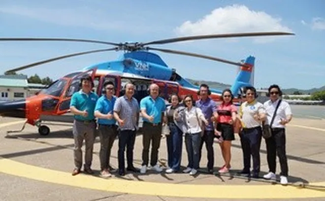 Tour trực thăng ngắm TP HCM cất cánh