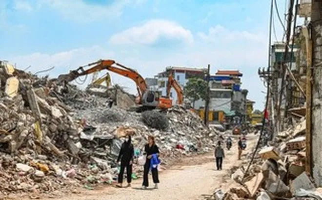 Cận cảnh giải phóng mặt bằng các cây cầu bắc qua sông Hồng